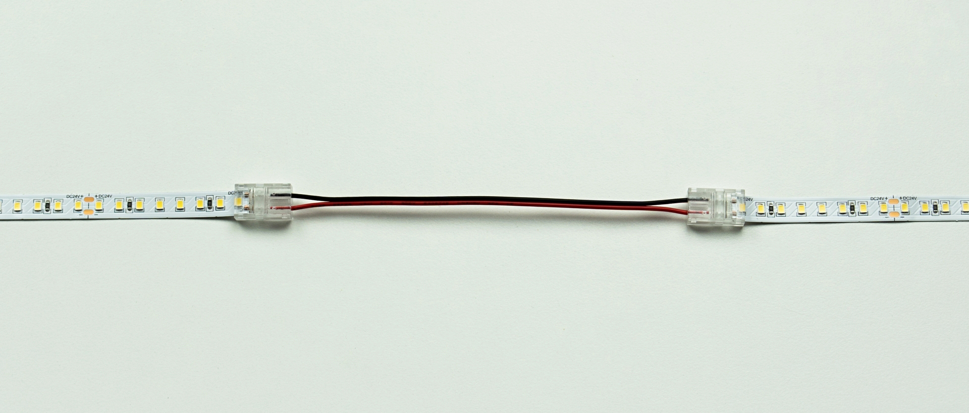 Schéma připojení LED pásků pomocí oboustranného konektoru s kabelem